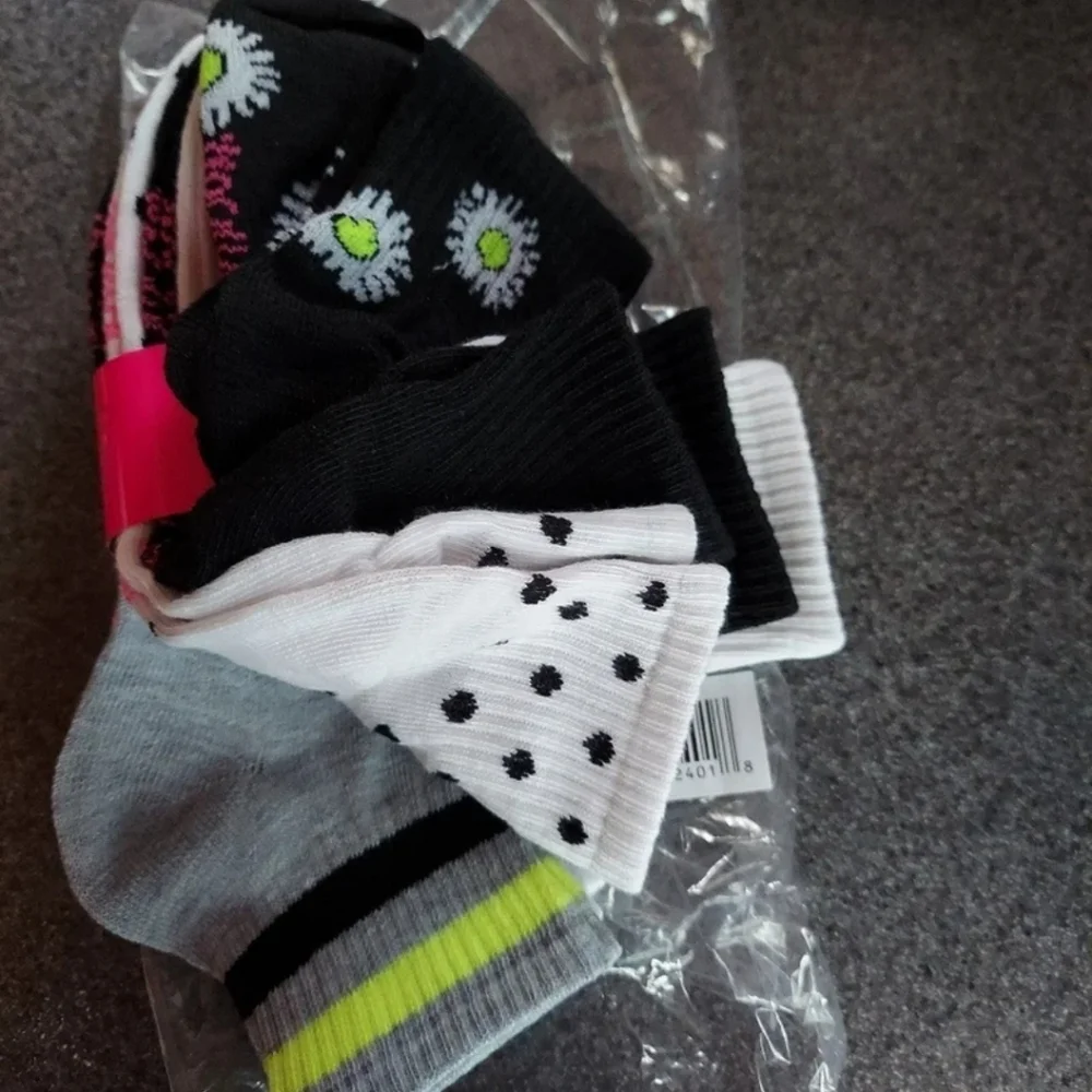 Betsey Johnson Women's Quarter Crew Socks, 6-Pack OS BNWT SO 1 Set Left